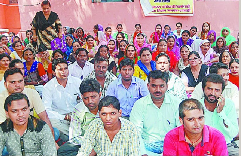 samvida karmcharion ka dharna jaari