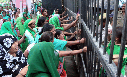 Anganwadi workers rally at the Gandhi Park, letters to the CM written in blood