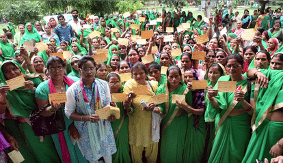 Anganwadi workers rally at the Gandhi Park, letters to the CM written in blood