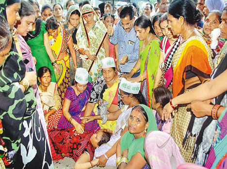 The demonstrators were Anganwadi unconscious