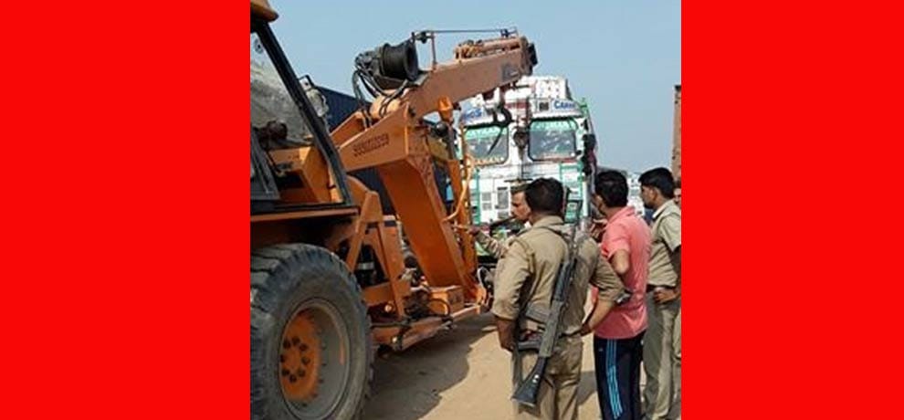truck carrying skin of animals found in greater noida, people jammed the road drivers fled away