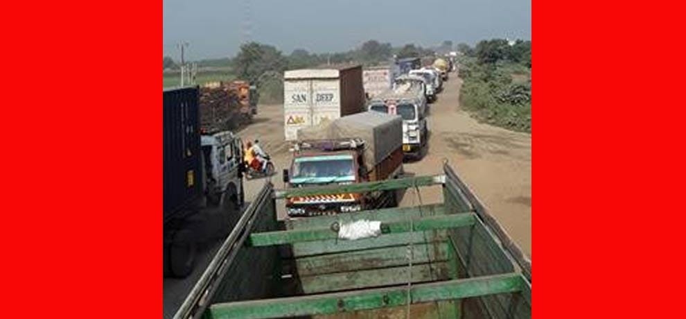 truck carrying skin of animals found in greater noida, people jammed the road drivers fled away