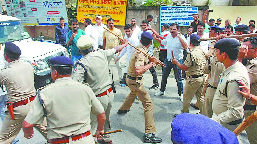 BJP members of the police to control the sweat released