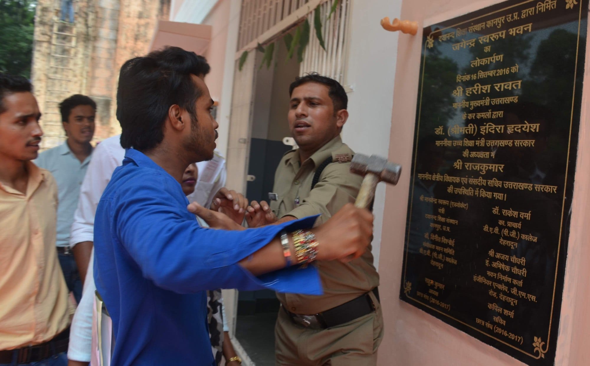 student leader anger in dav.