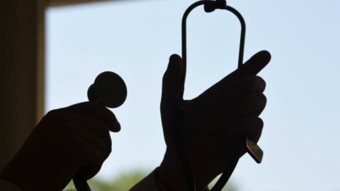family beat doctor on death of patient 