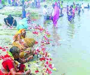 Worshipper throng at Sitakund Ghat
