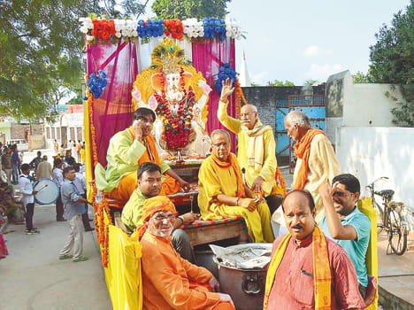 Gaura finished off the red, fiercely blow Abir-Gulal