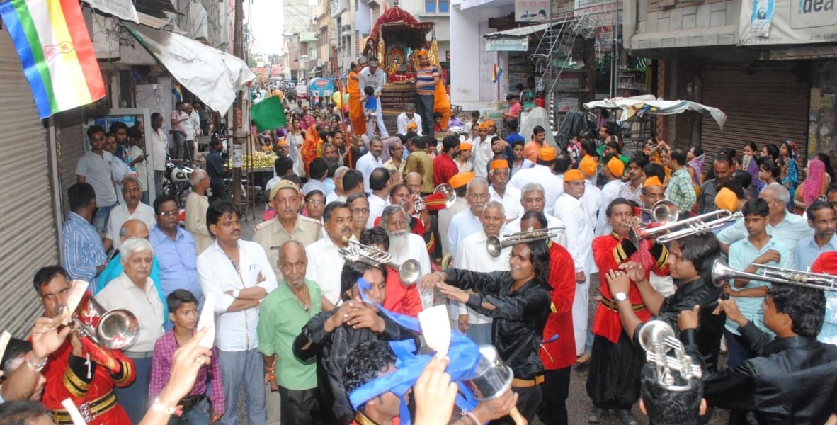 prabhu rath par hue savaar, nagaada baj raha...