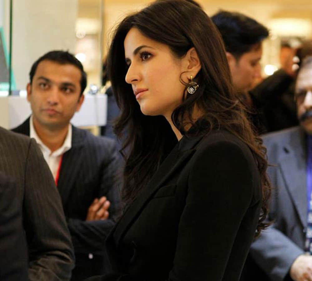 katrina kaif high voltage drama on at airport