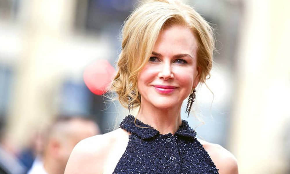 Emmys 2017: Famous actress locks lips with actor Alexander Skarsgard in front of her husband