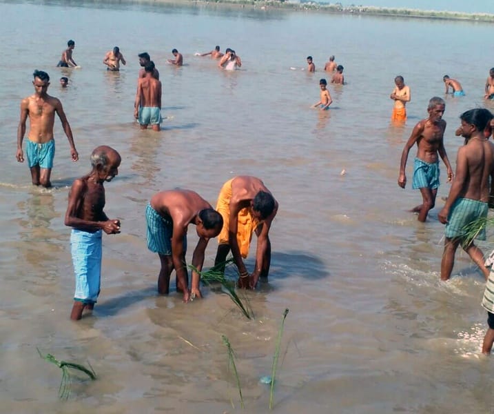 ganga ghaat par pitaron ko kiya tarpan