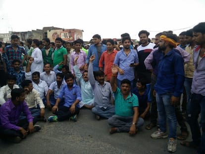 shivpal supporter road protesting in saifai 