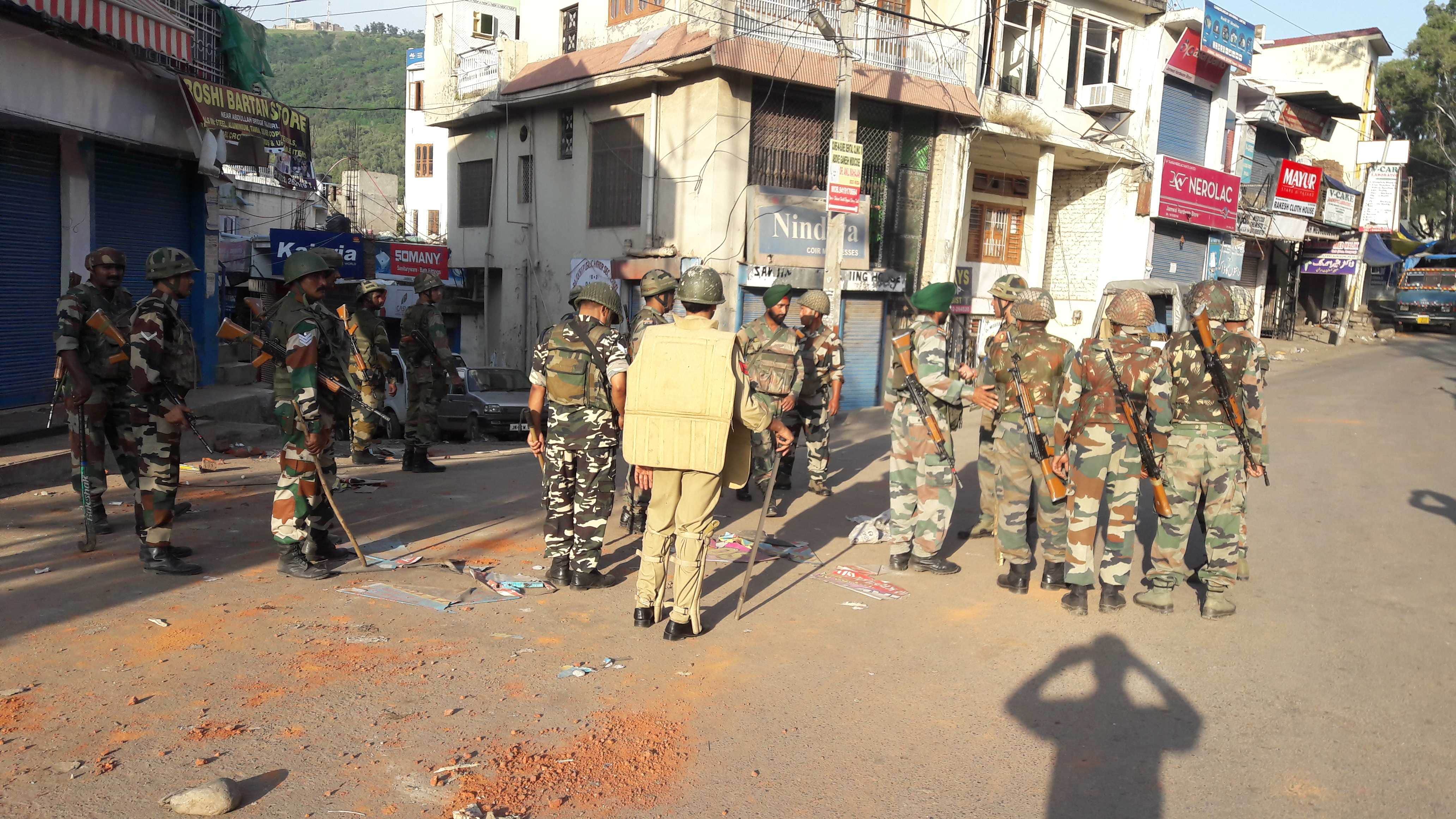 stone pelting on army in rajouri