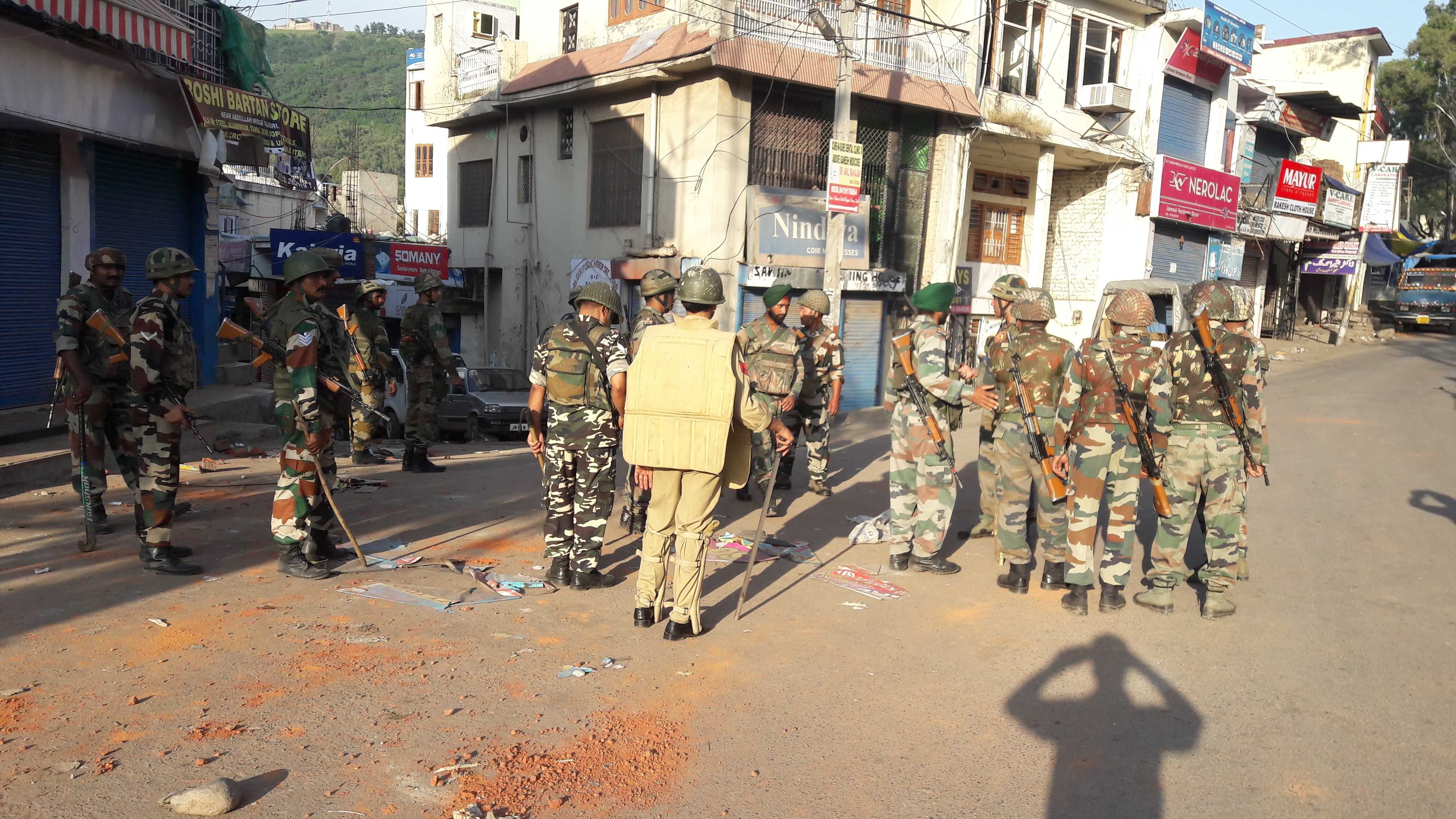 stone pelting on army in rajouri