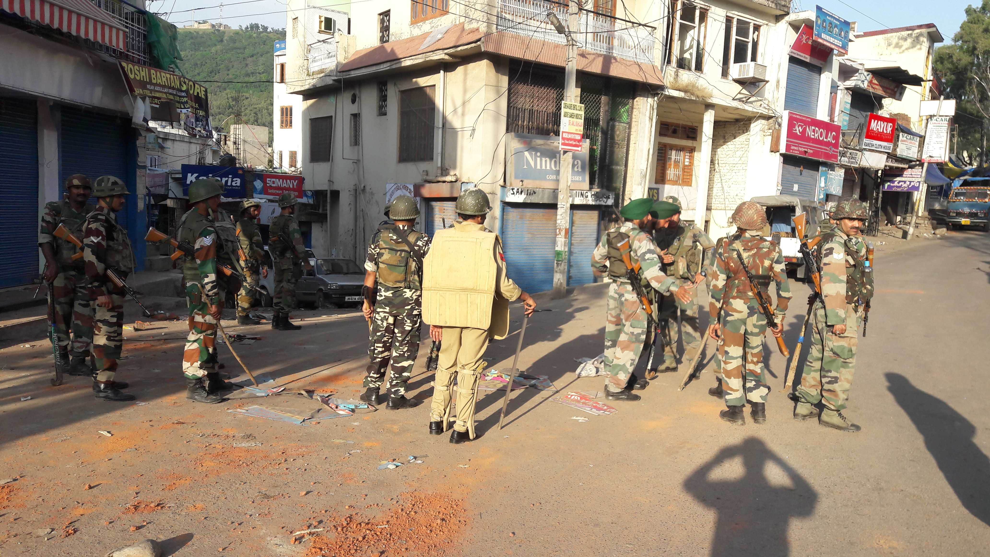stone pelting on army in rajouri