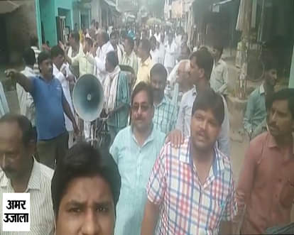 shivpal yadav's supporters blocked road in saifai