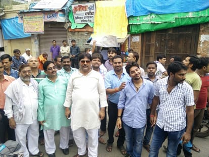 shivpal supporter road protesting in saifai 