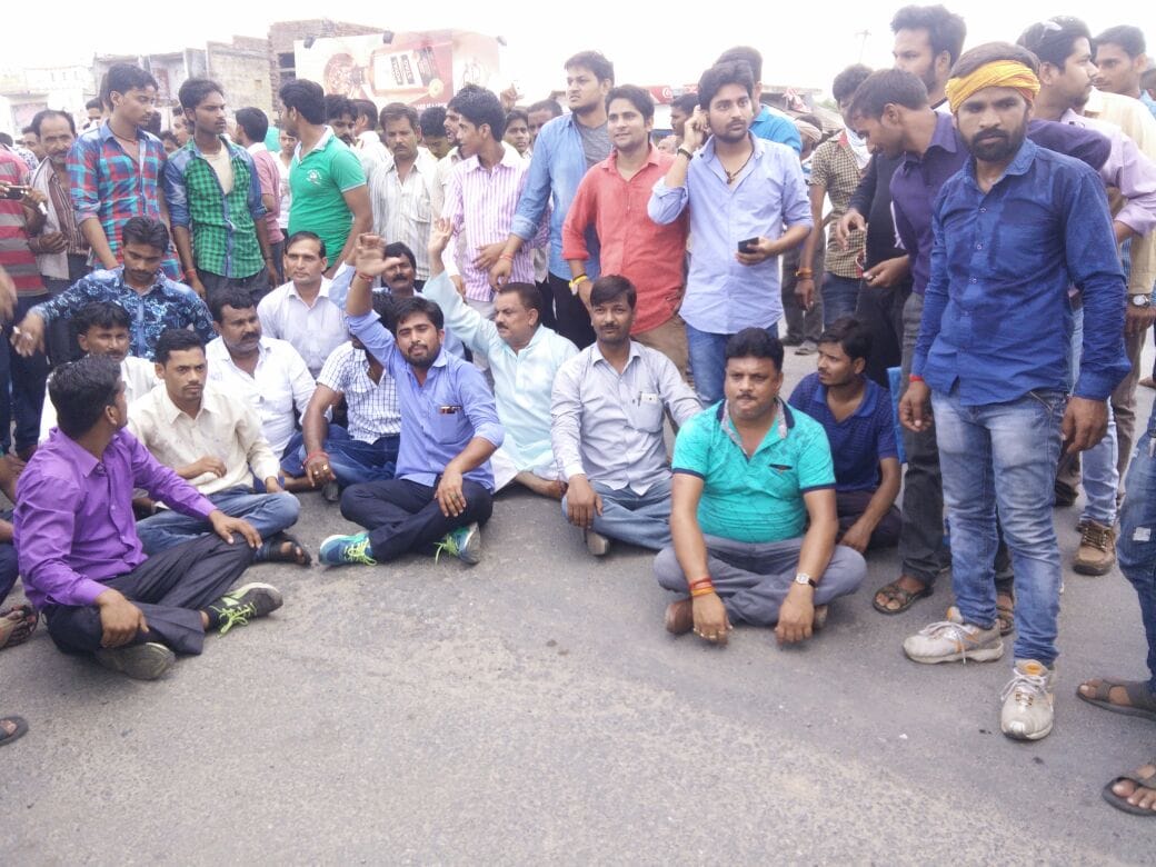 shivpal supporter road protesting in saifai 