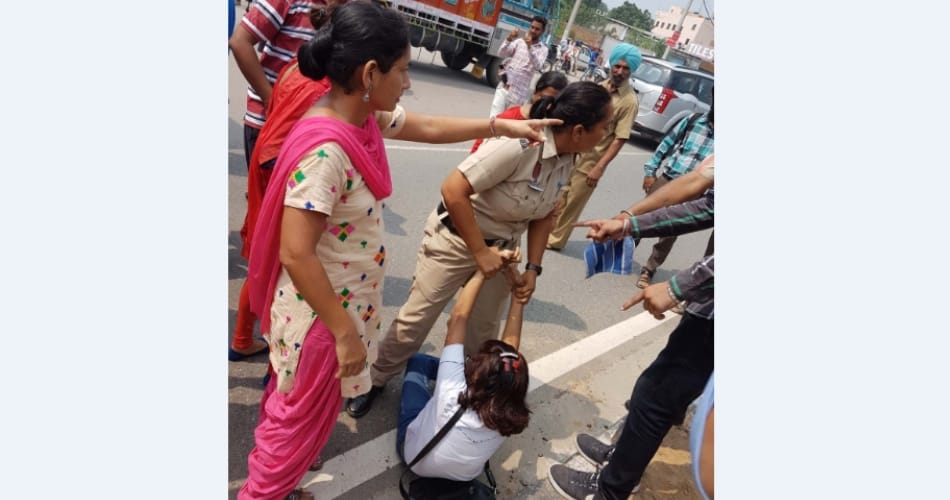 Union worker protest at delhi chandigarh highway, people injured in police lathicharge