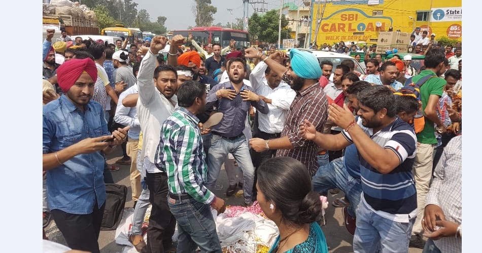 Union worker protest at delhi chandigarh highway, people injured in police lathicharge