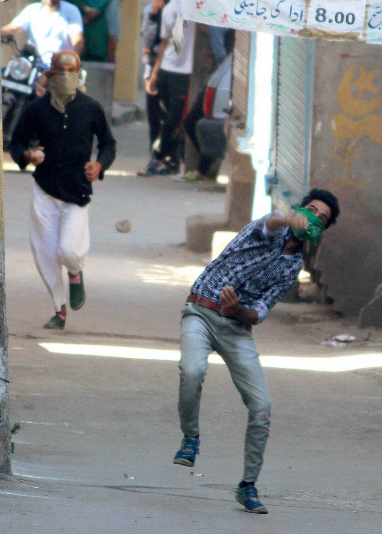 voilance in valley ahead of juma namaaz