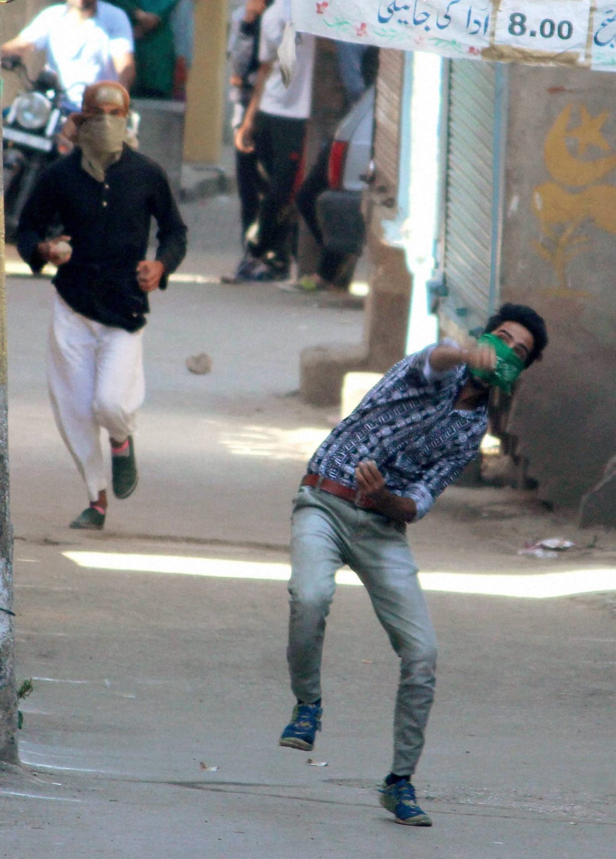 stone pelting on army convoy
