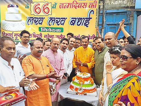 The cake was cut from somewhere sacrifice, fruit distributed