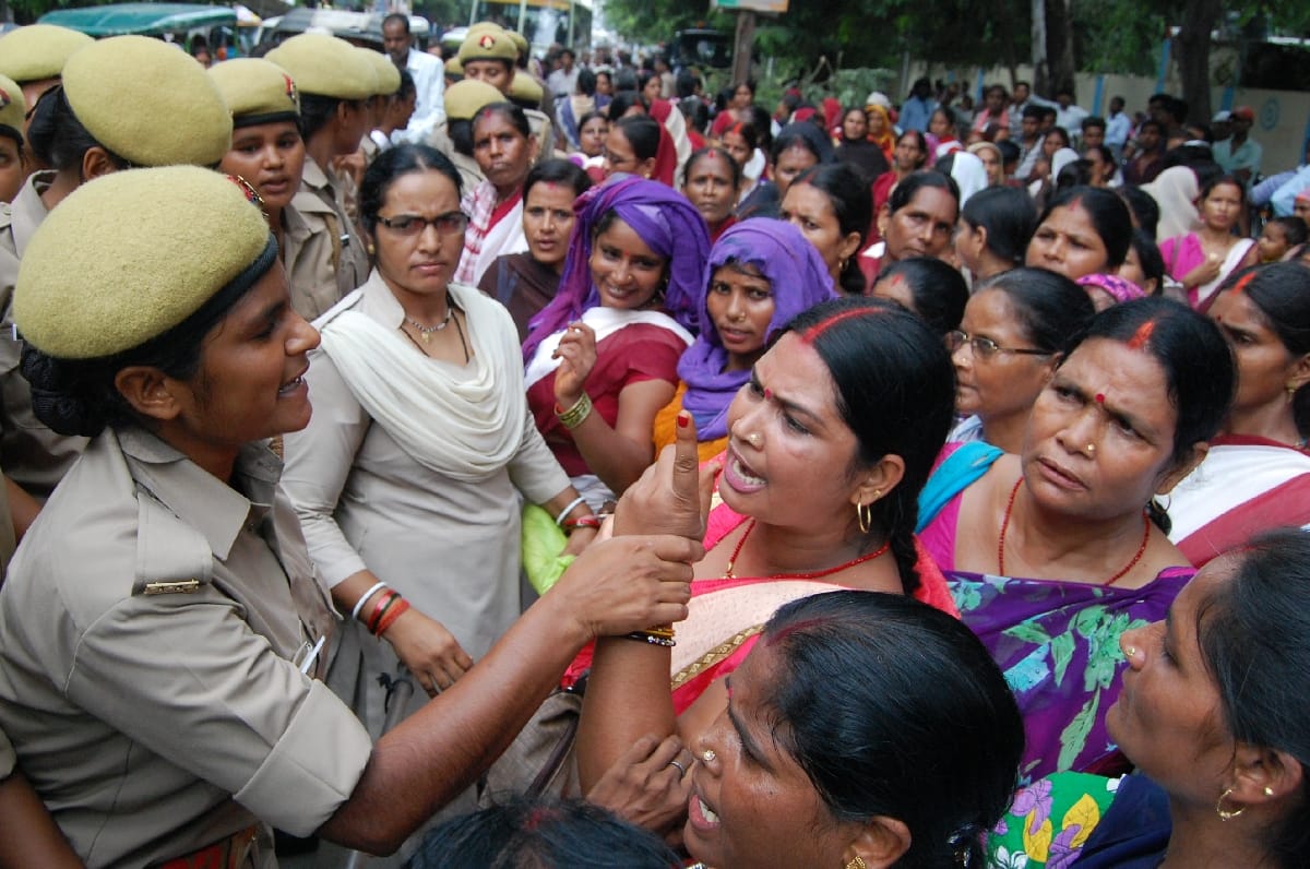 asha worker on strike, gorakhpur-deoria road jam 