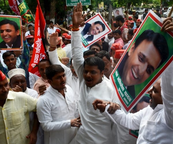  Protest in front of chief minister akhilesh yadav house.