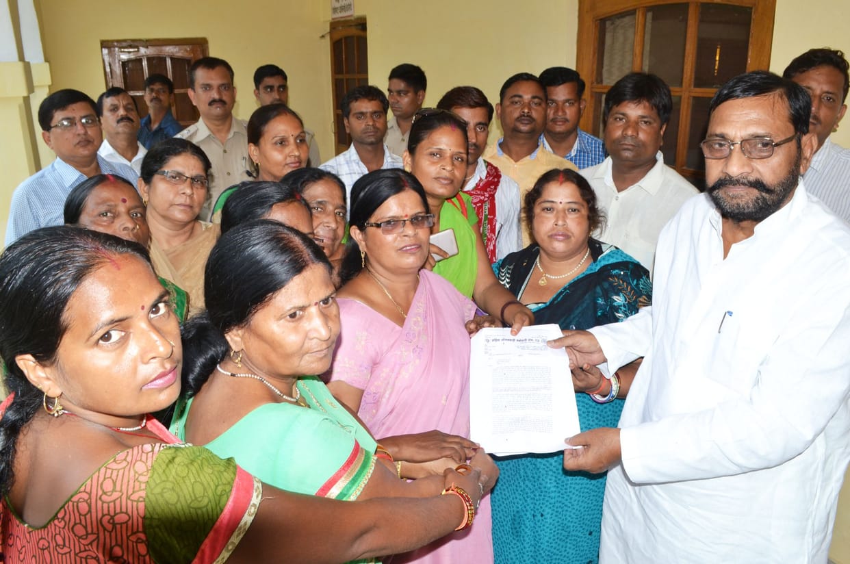 Anganwadi workers memo given to the Minister of State 