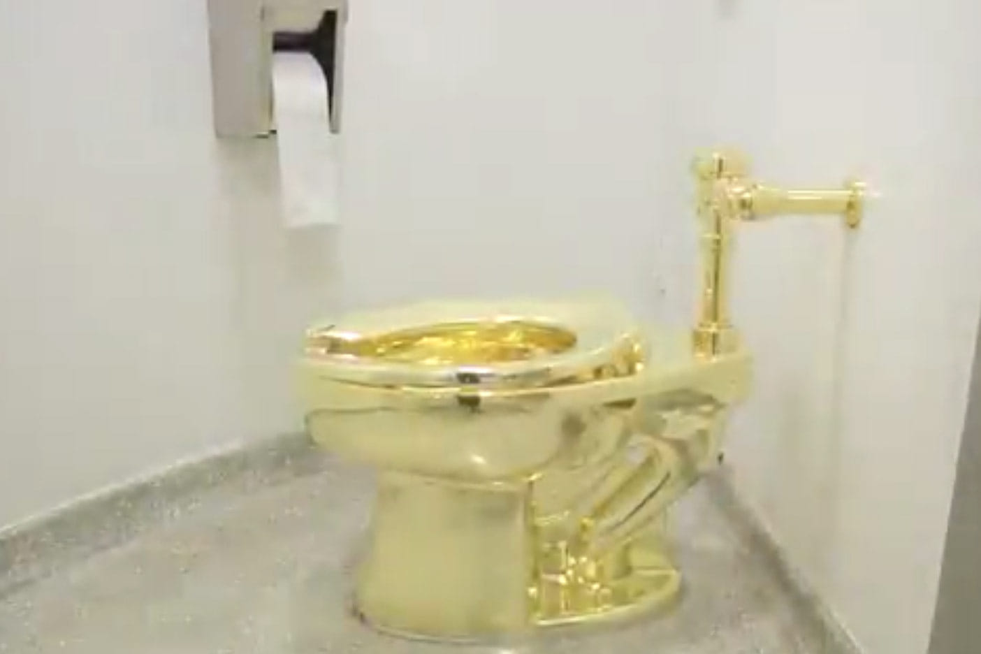 New York Museum offer visitors to use Gold Toilet