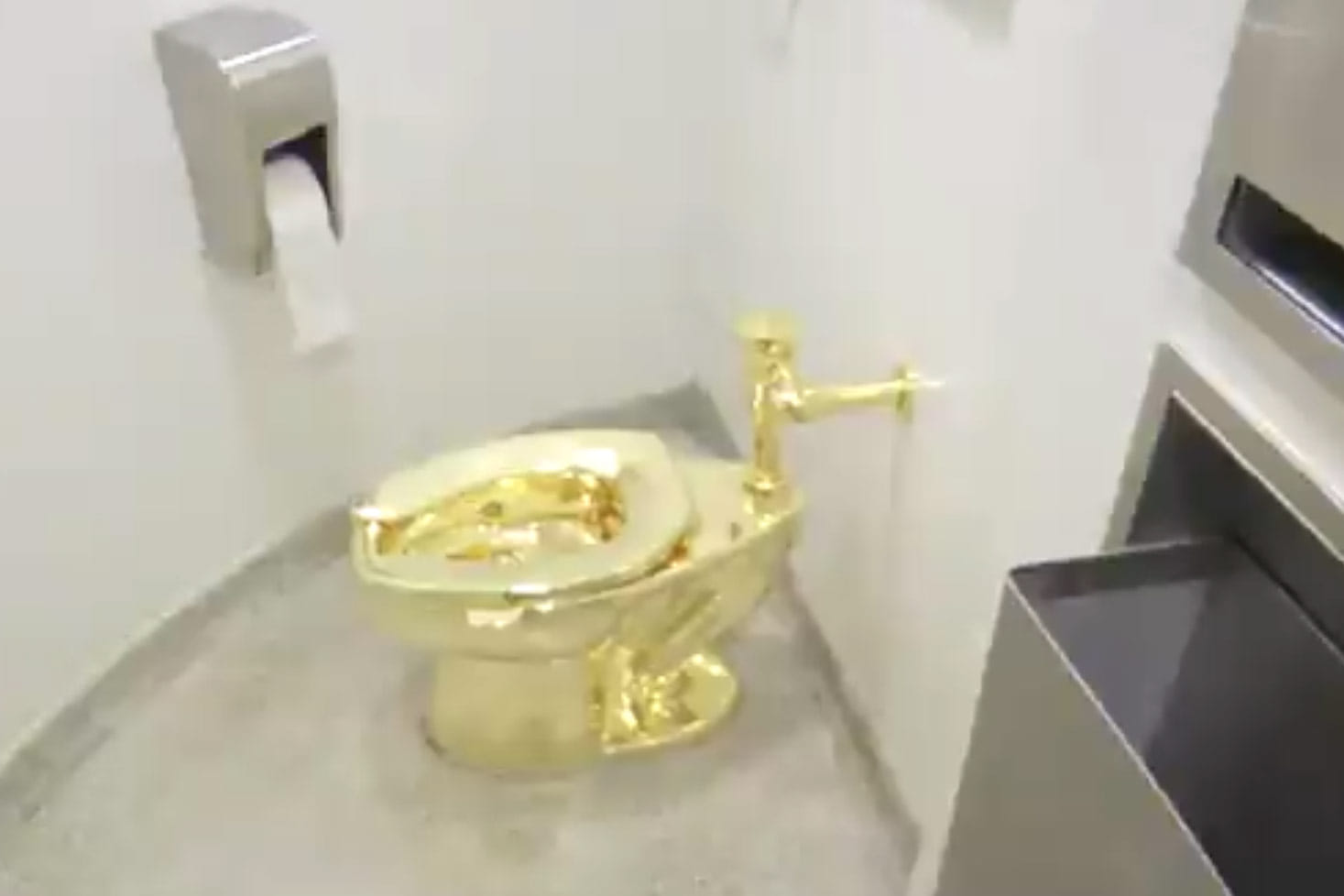 New York Museum offer visitors to use Gold Toilet