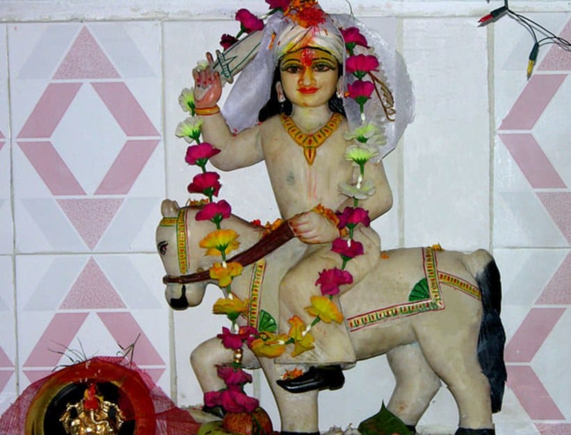 devotees offering letter to golu devta.