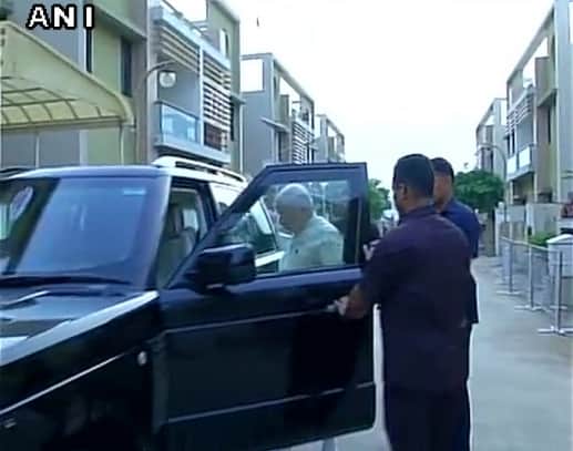 Pm modi meets his mother in gandhinagar on his birthday