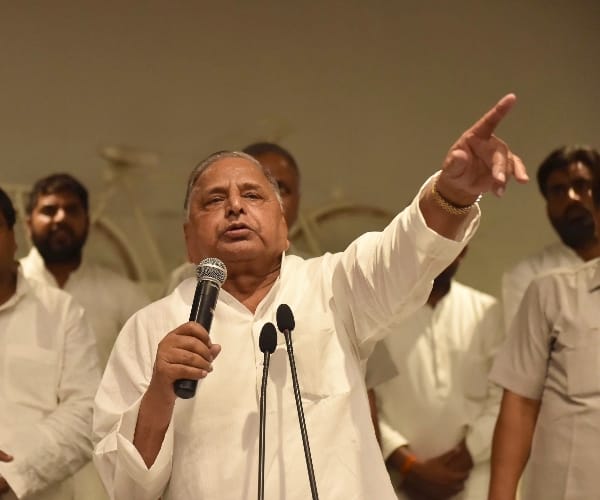 mulayam scolds akhilesh in meeting