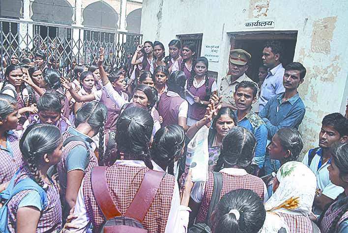 principal candidate Conflict in front of students,