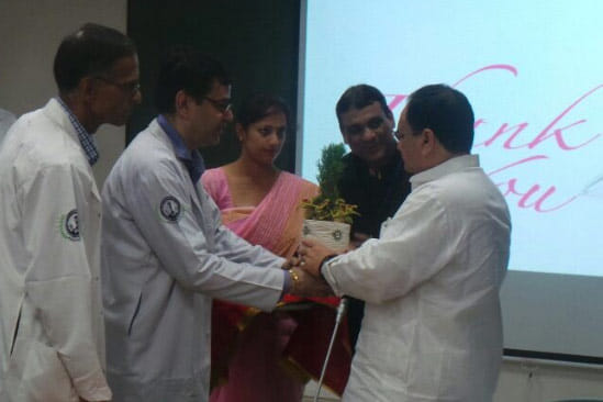 AIIMs Student throw ink on Health Minister Nadda