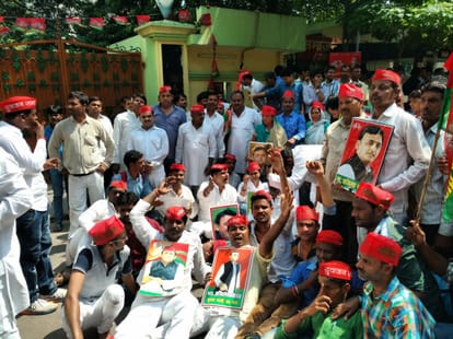 mulayam singh sacks samajwadi youth wing leader 