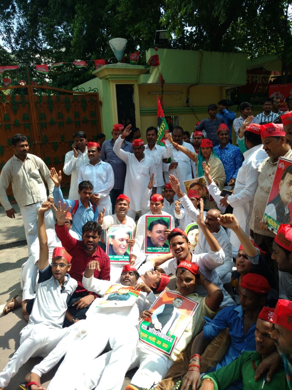 shivpal and akhilesh supporters  face to face