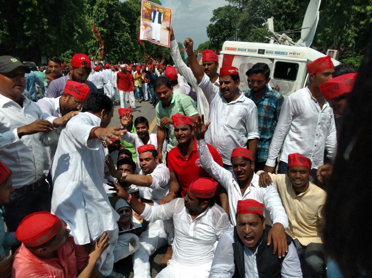 shivpal and akhilesh supporters  face to face