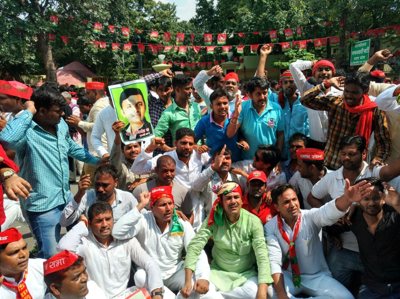 shivpal and akhilesh supporters  face to face