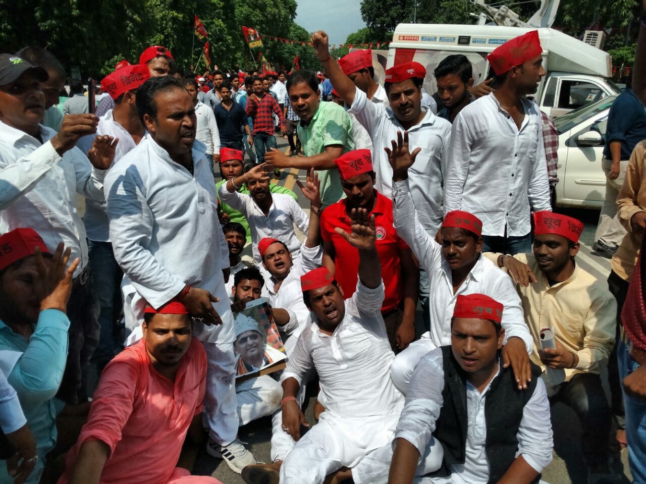 shivpal and akhilesh supporters  face to face