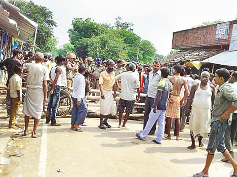 On the death of the uncle-nephew commotion, road jam