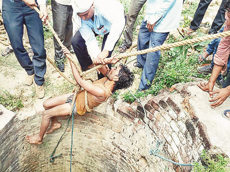 Dove to catch the young man fell into a well,