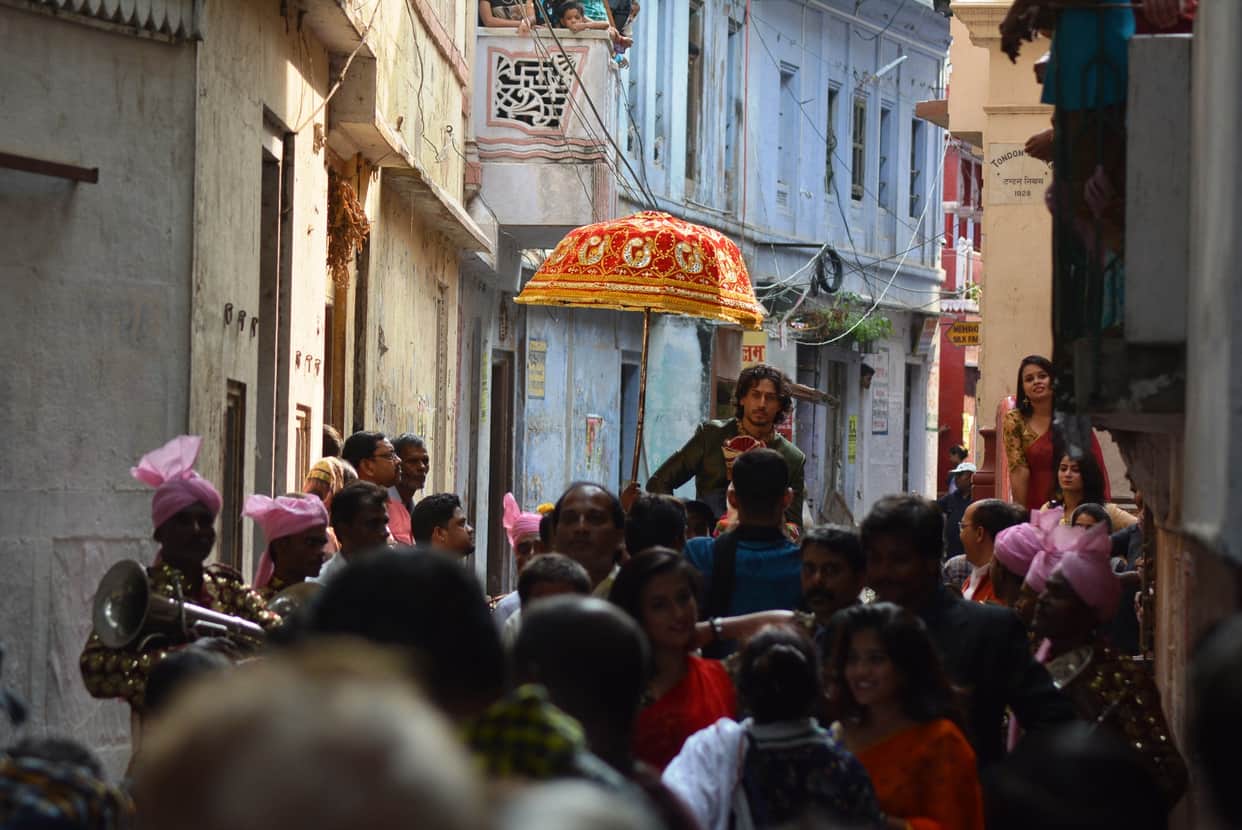 Tiger Shrof shooting Aid in Varanasi, pics