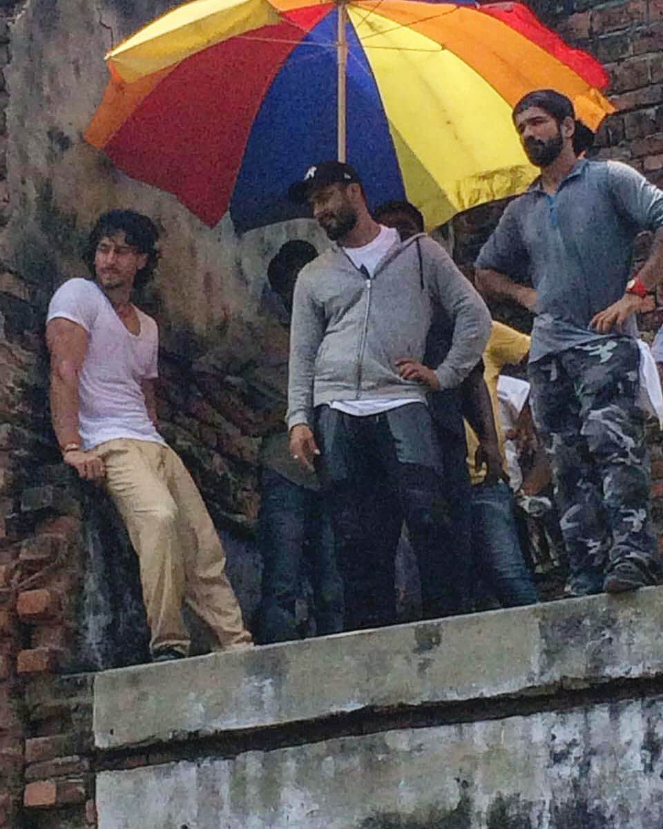 Tiger Shrof shooting Aid in Varanasi, pics