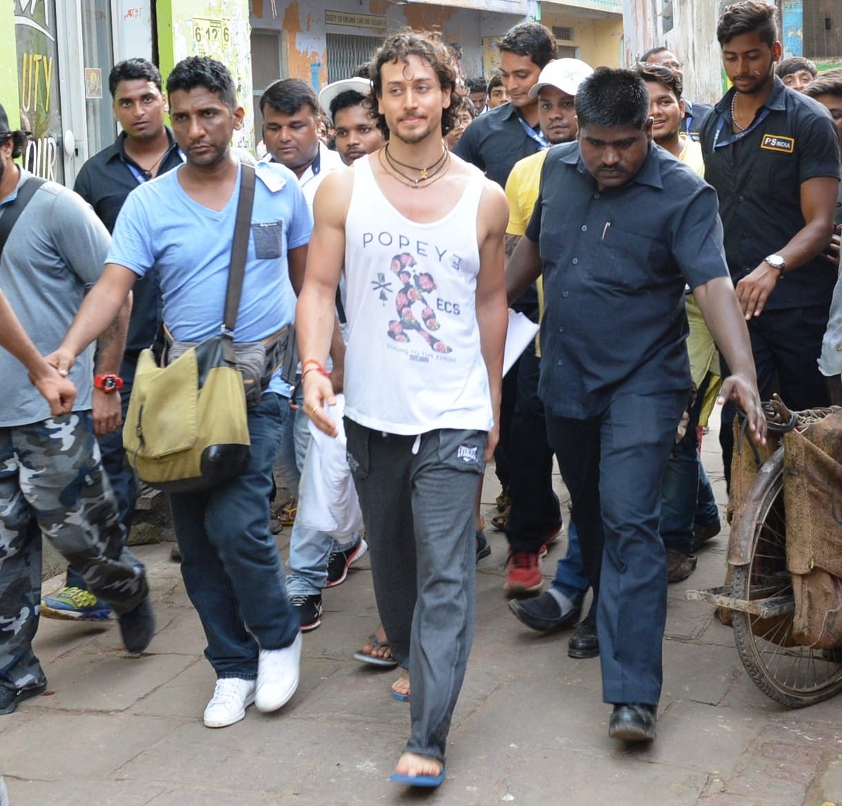 Tiger Shrof shooting Aid in Varanasi, pics