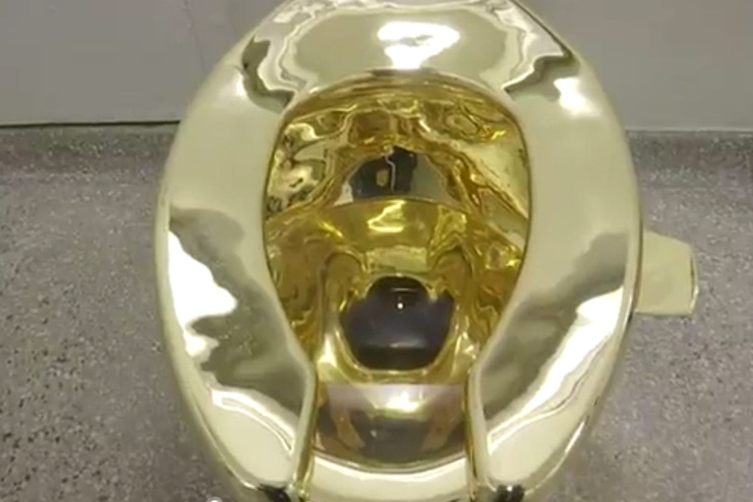 New York Museum offer visitors to use Gold Toilet