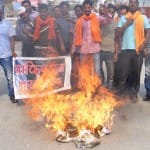  सकलेनाबाद में पाकिस्तान के पीएम का पुतला फूंकते हियुवा के कार्यकर्ता।
