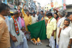 श्रीनगर के उरी में आतंकी हमले के विरोध में दोहरीघाट चौक पर पाकिस्तान का झंडा जलाते भाजपा कार्यकर्ता।